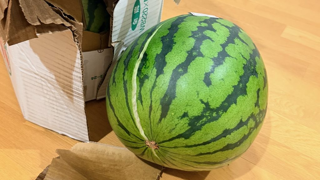 真ん中に亀裂の入ったスイカ