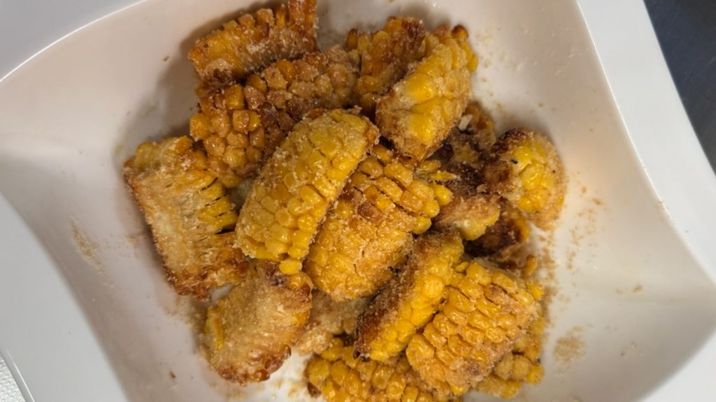 米粉をまぶして揚げたとうもろこしの唐揚げ