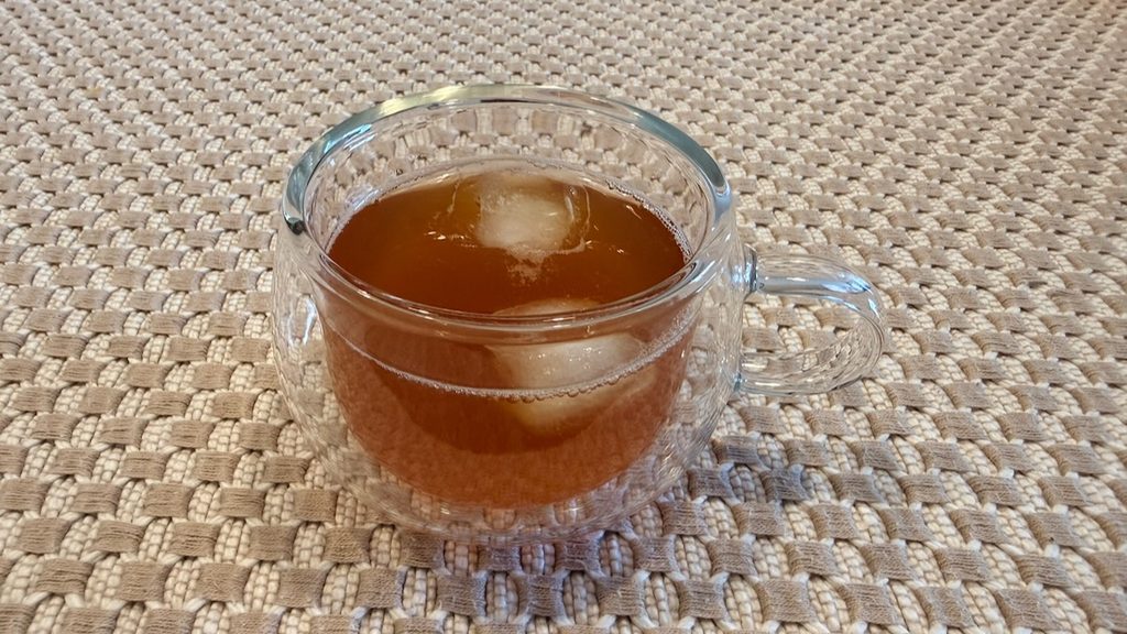 氷を入れた１杯のコンブチャ