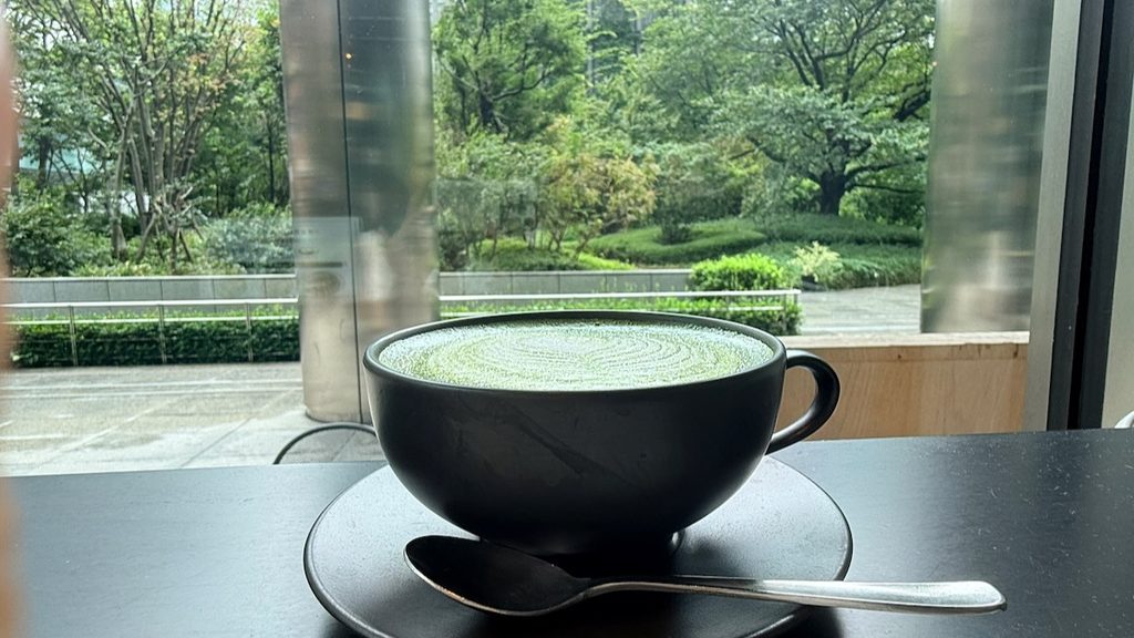 窓の外に緑が見える席の抹茶ラテ