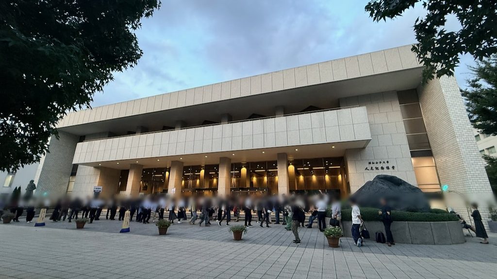 病院の後に行ったコンサート会場正面